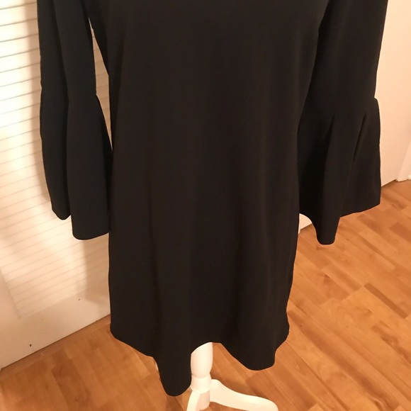 Black sheath with pleated bell sleeves - Picture 3 of 7